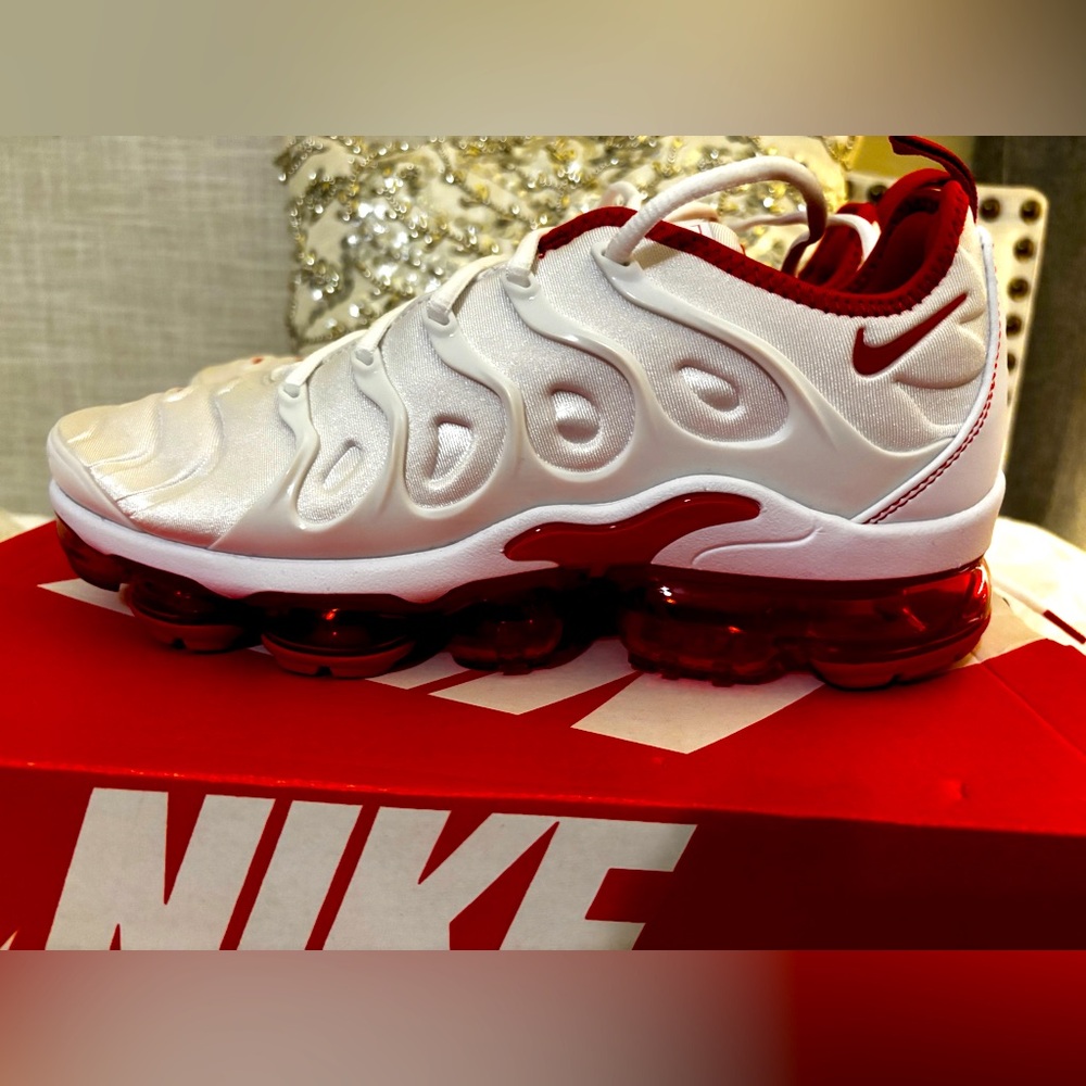 MEN NIKE AIR VAPORMAX PLUS, brand New. White and Red #8